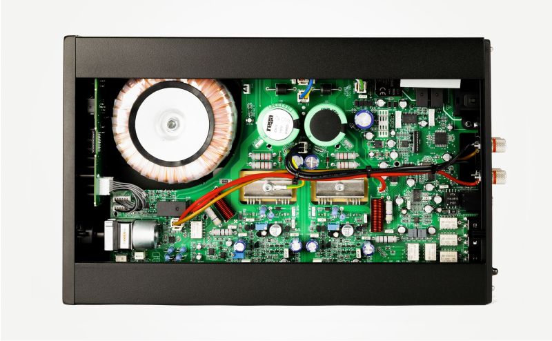 The Brio MK7 seen from directly above with the lid off: toroidal transformer, reservoir capacitors and the single green circuit board