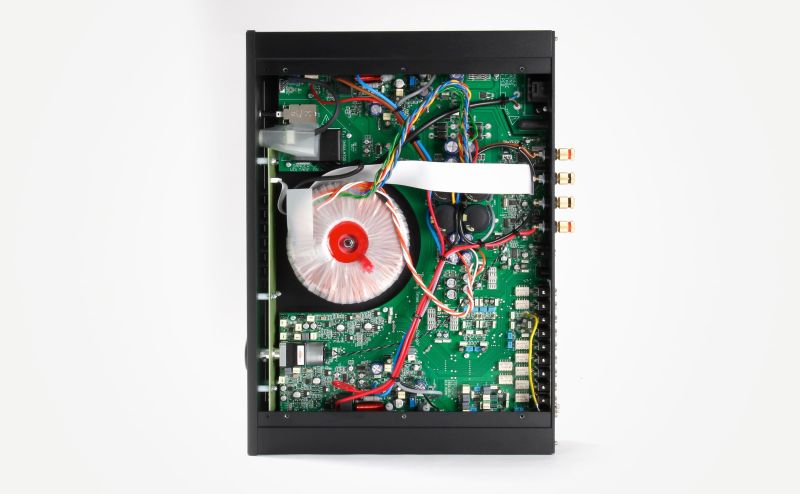 The Elicit MK5 seen from directly above with the lid off: the red and white toroidal transformer, the green main board and the rear socket bank