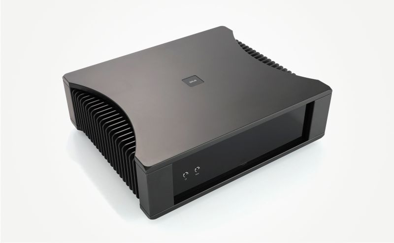 The Solis power amplifier from the front left and above, the curved top plate dipping between the two tall finned heatsink flanks