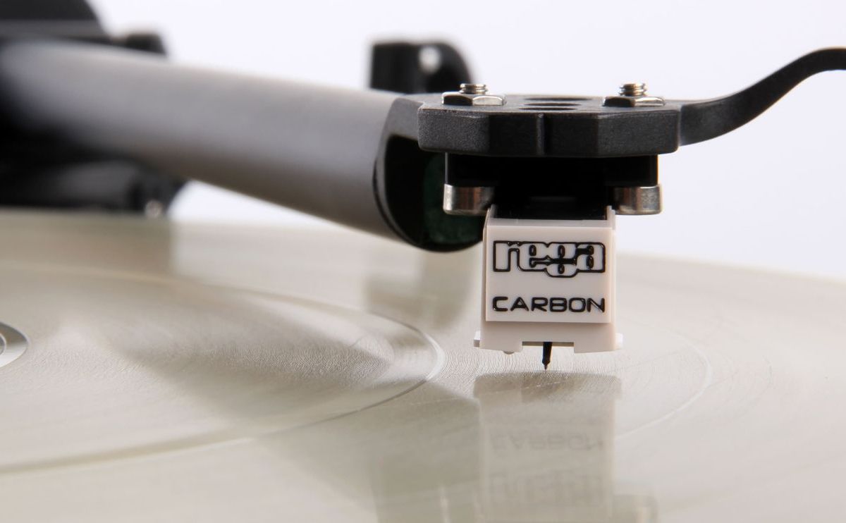 The Carbon on the tonearm a few millimetres above a record, its reflection in the glass platter beneath