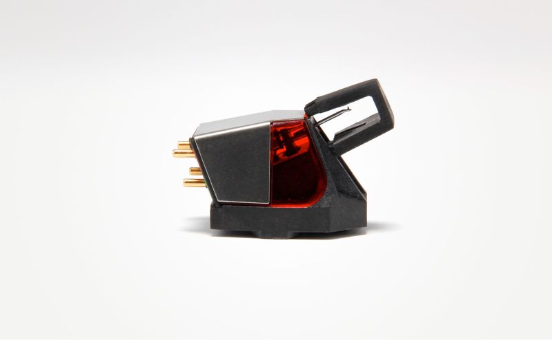 The Nd3 with its black plastic stylus guard clipped over the front, protecting the cantilever