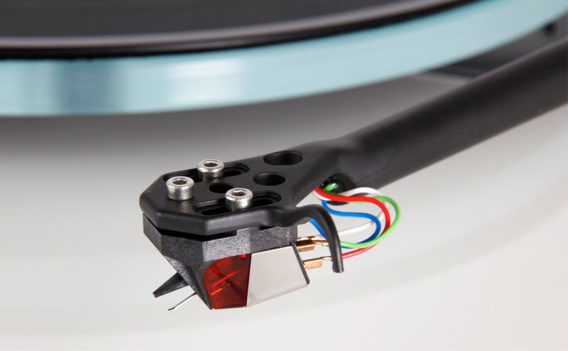 Close view of the Nd3 and drilled headshell at the edge of the glass platter, the red window catching the light