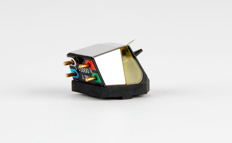 The Nd7 from the rear three-quarter, four gold output pins with colour-coded tag wires and the printed body label