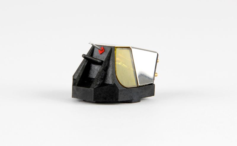 The Nd7 in profile, the full yellow window and the fine cantilever and stylus projecting below the body