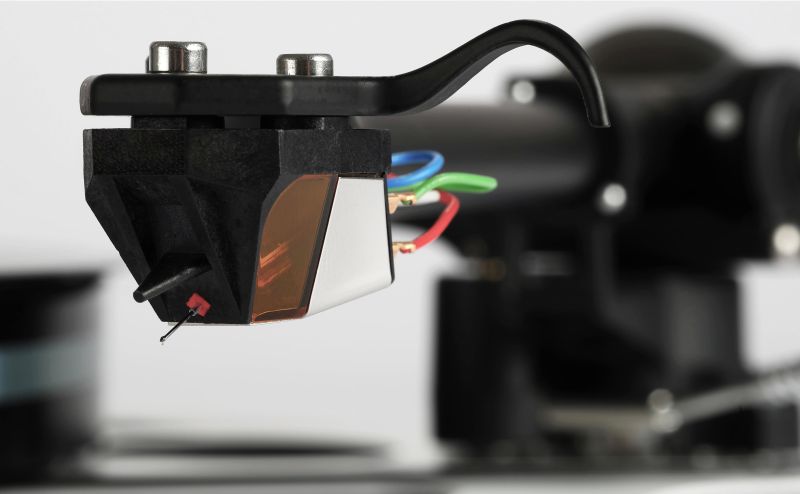 Close view of the Nd9 mounted on the arm, the amber window and the boron cantilever above a blurred plinth