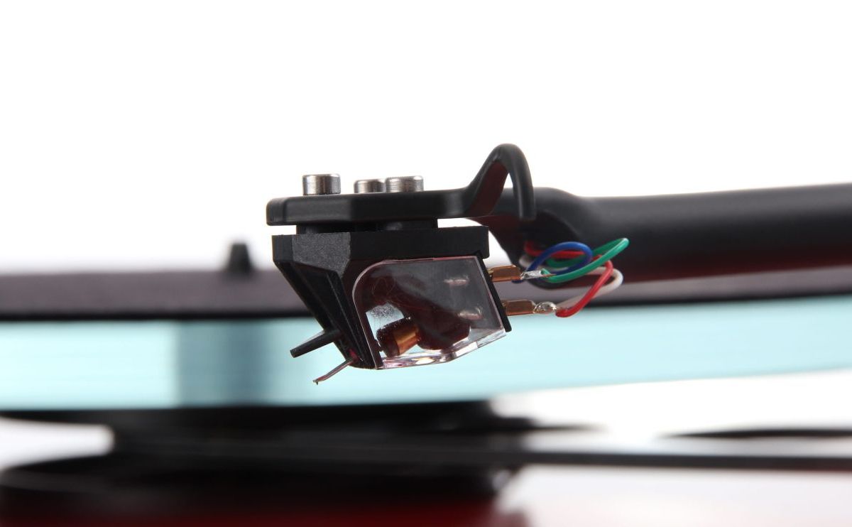The arm lowered over the glass platter of a Planar, the Ania and its cantilever seen edge on above the platter rim