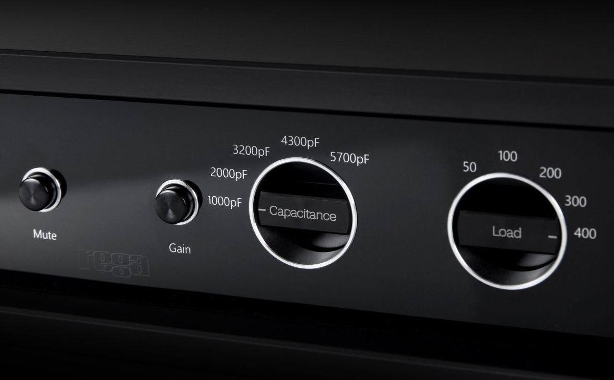 Close view of the Aura MC fascia: the Mute and Gain buttons beside the Capacitance dial marked 1000 to 5700 pF and the Load dial marked 50 to 400