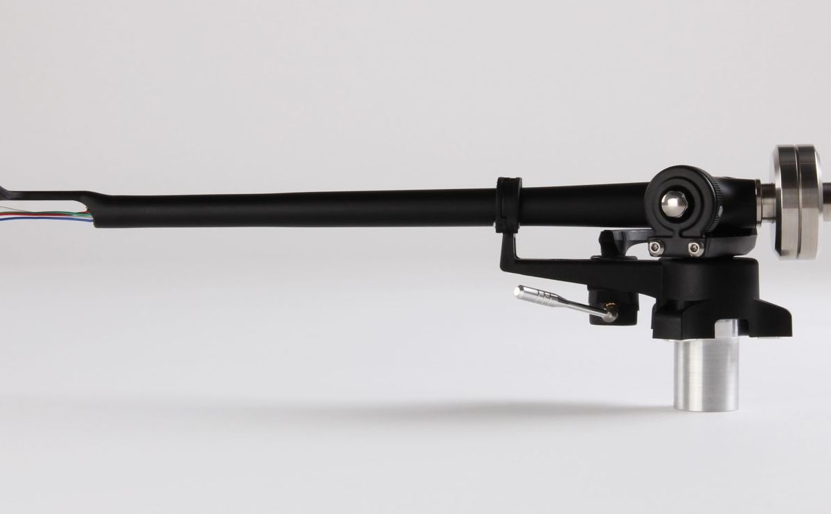 The RB880 seen from the side, aluminium vertical bearing housing and mounting boss