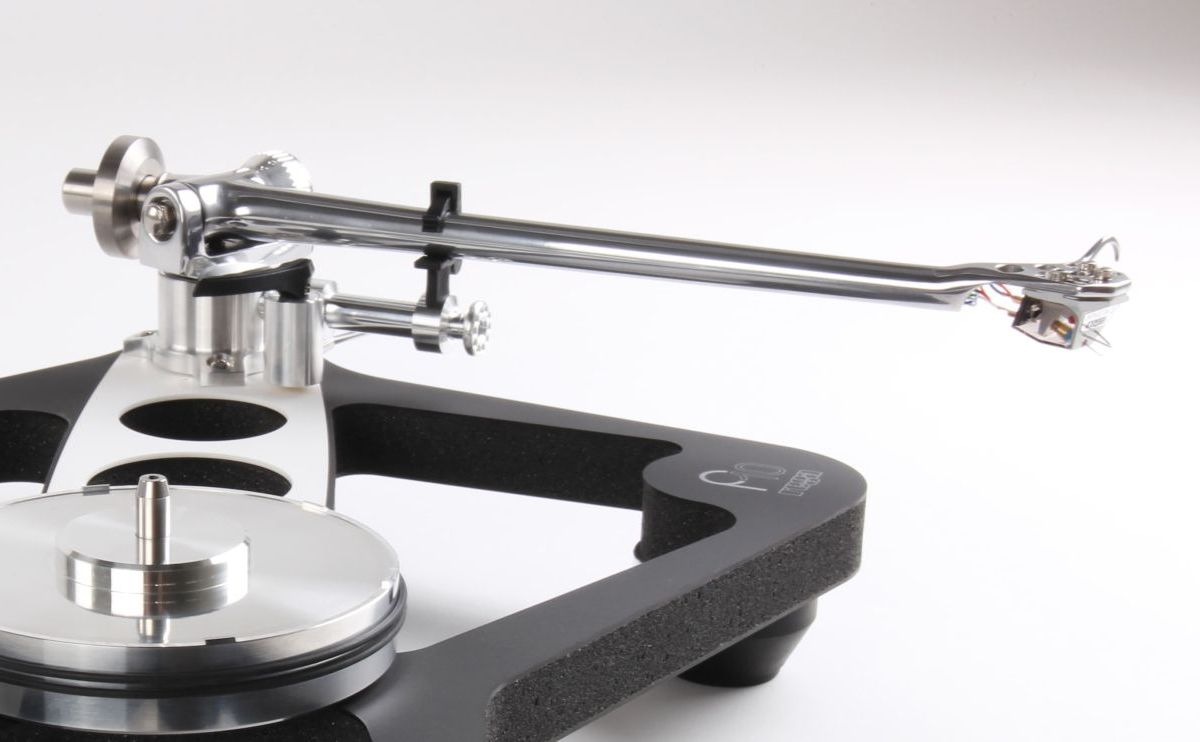 The RB3000 mounted on the skeletal Planar 10 plinth beside the hub and platter