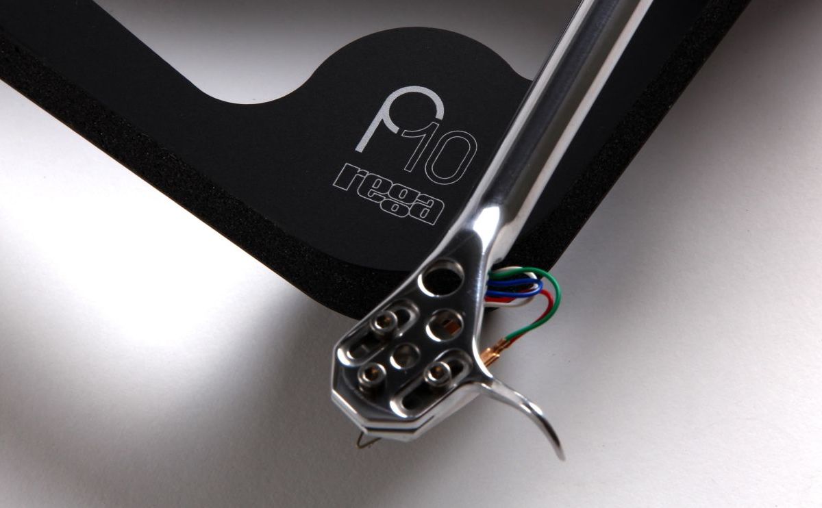 Macro of the RB3000 headshell and tag wires above the P10 badge