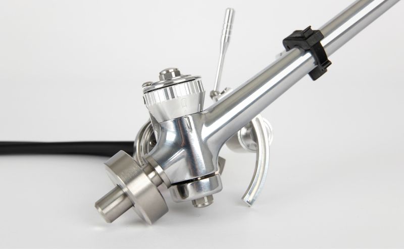 The bearing housing and arm lift seen from the front, three point base beneath
