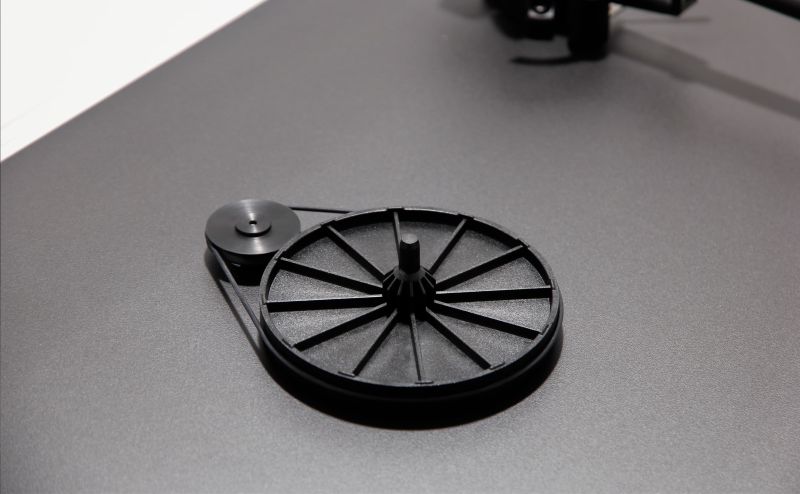 Sub-platter, EBLT drive belt and motor pulley on the matt black plinth