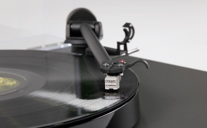 The Carbon cartridge tracking the groove of a record on the Planar 1