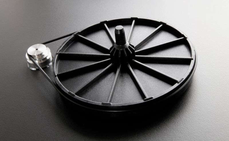The ribbed phenolic platter with the EBLT drive belt around the aluminium motor pulley