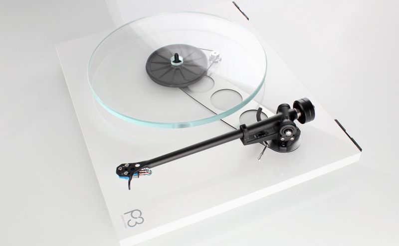 The 12 mm Optiwhite glass platter with the sub-platter and central spindle, mat removed