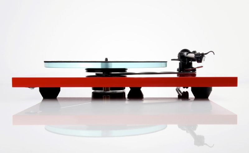 Planar 3 in high gloss red seen edge-on, glass platter and feet in profile