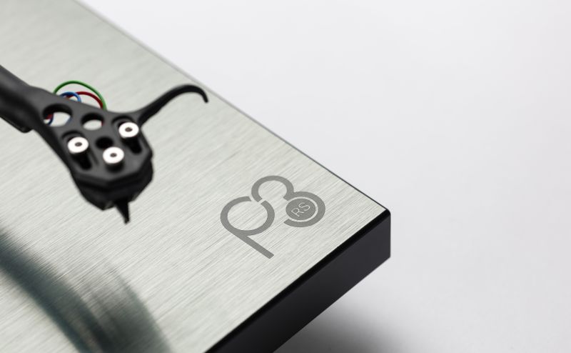 The Nd5 cartridge and headshell above the brushed aluminium plinth and the P3 badge