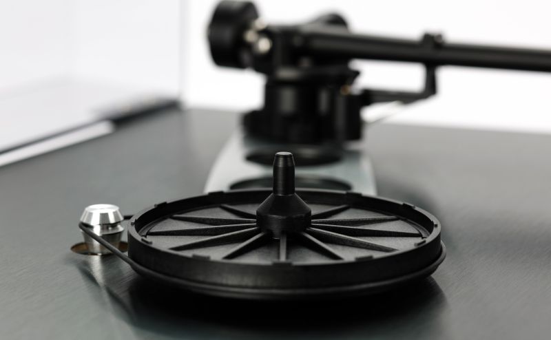 The hub bearing, sub-platter and Reference EBLT drive belt with the platter removed
