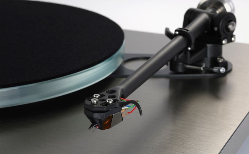 The RB880 tonearm and Nd9 cartridge above the brushed aluminium plinth