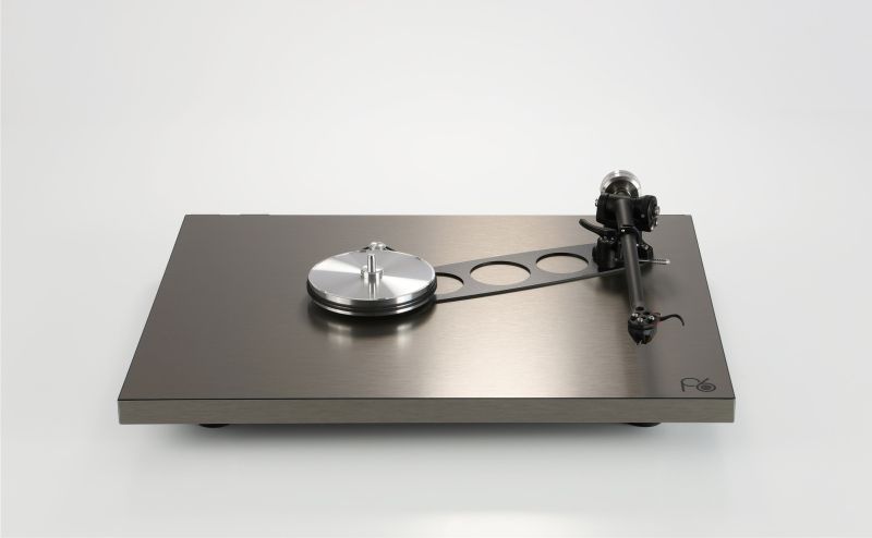The Planar 6 RS seen from above with the platter removed, sub-platter and twin drive belts exposed