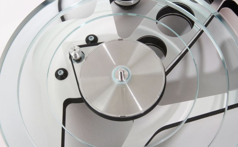 The machined aluminium sub-platter and hub bearing seen through the cut-out of the glass platter